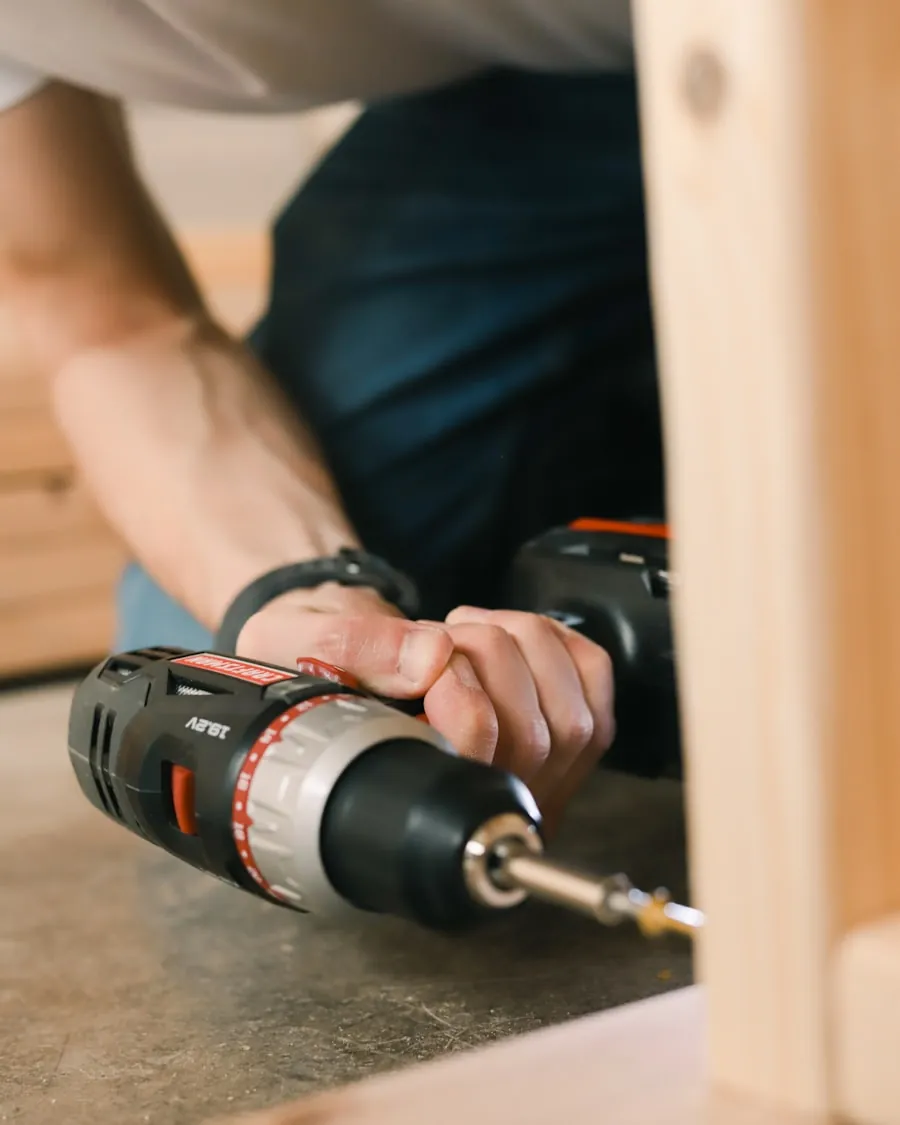 Taladro atornillando en un mueble de madera