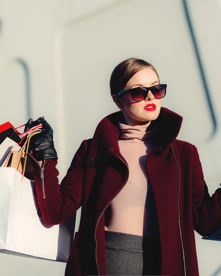 Look editorial con abrigo oscuro y bolsas de compra