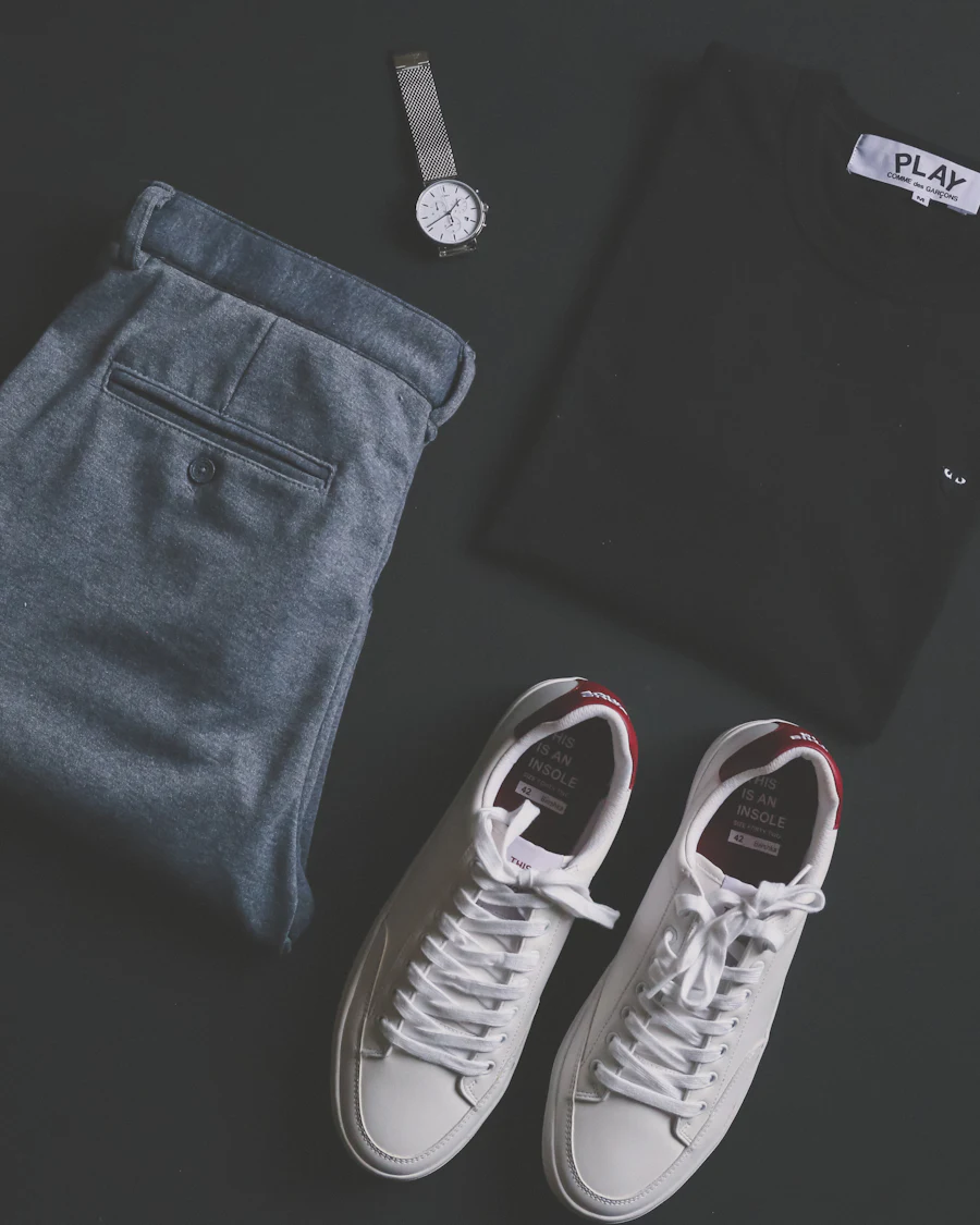 Buzo crewneck negro Mono junto a otras prendas