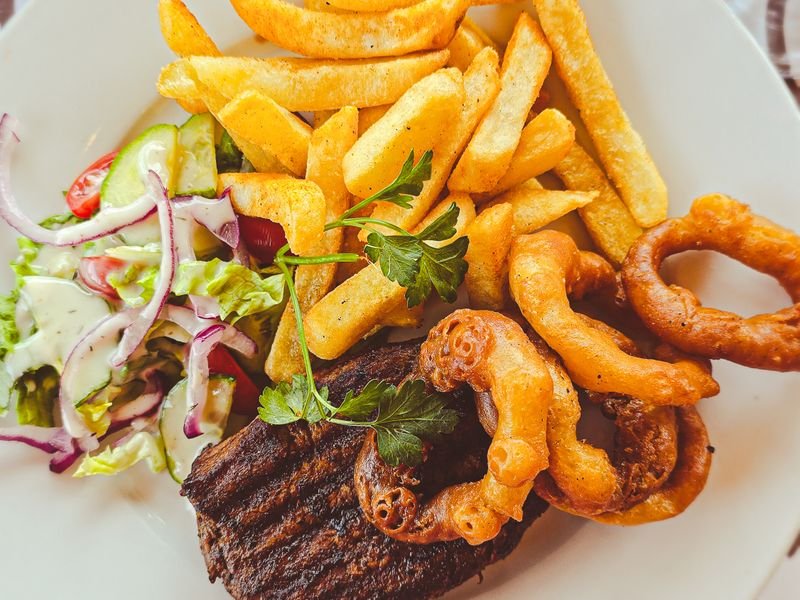 Chivito al plato con carne, papas fritas y guarniciones