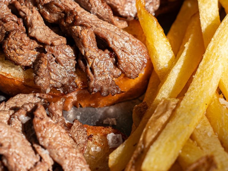 Chivito canadiense con lomo, panceta y papas fritas