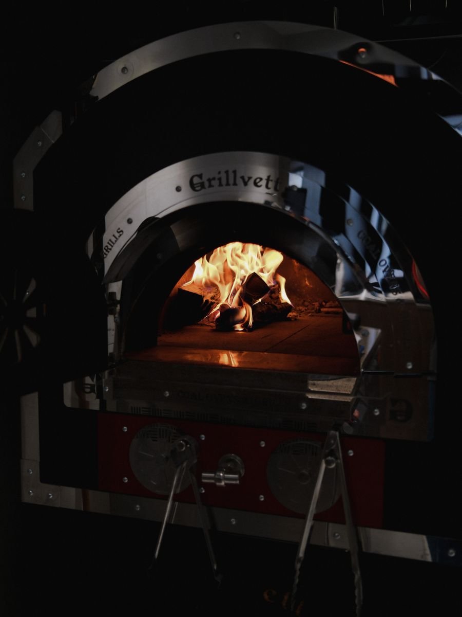 Horno a leña encendido con las llamas altas
