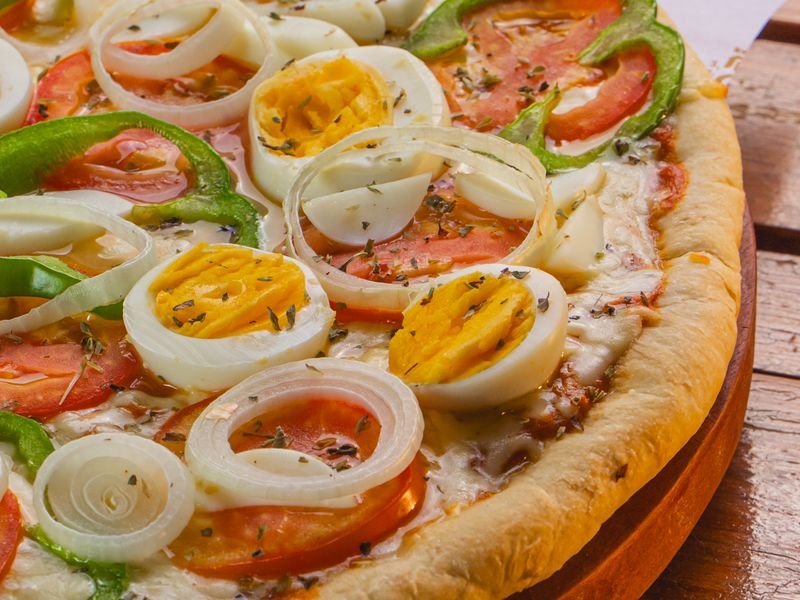 Pizza especial con muzzarella, jamón, morrón y huevo