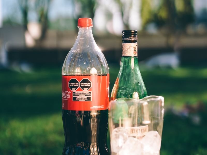 Botella de refresco de 1,5 litros bien fría sobre la mesa
