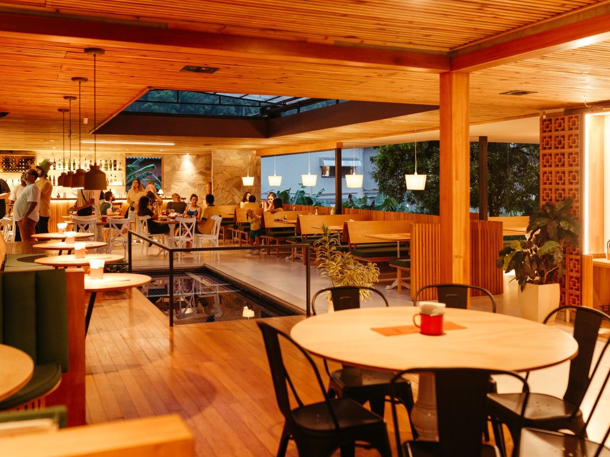 Salón de La Cuadra con mesas de madera y luz cálida