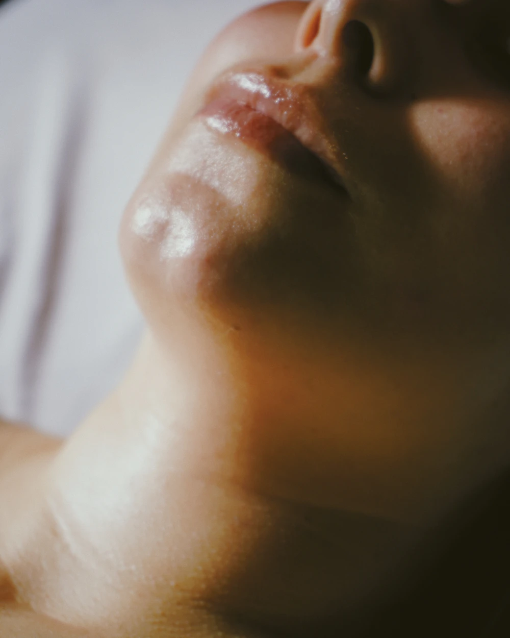 Primer plano del rostro de una mujer con la piel luminosa tras un ritual facial
