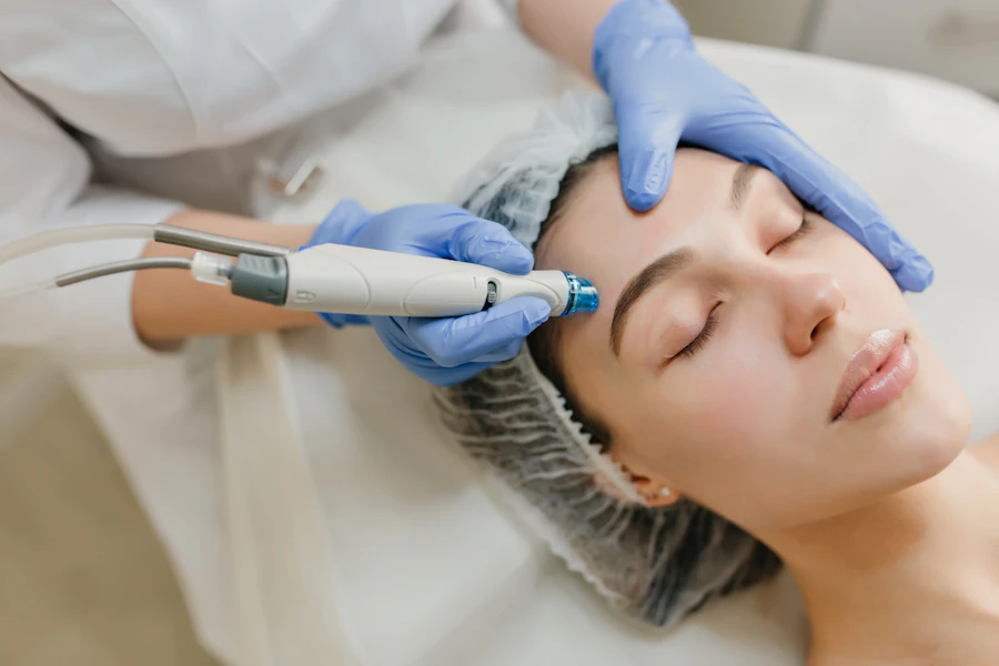 Sesión de aparatología facial con equipo de radiofrecuencia