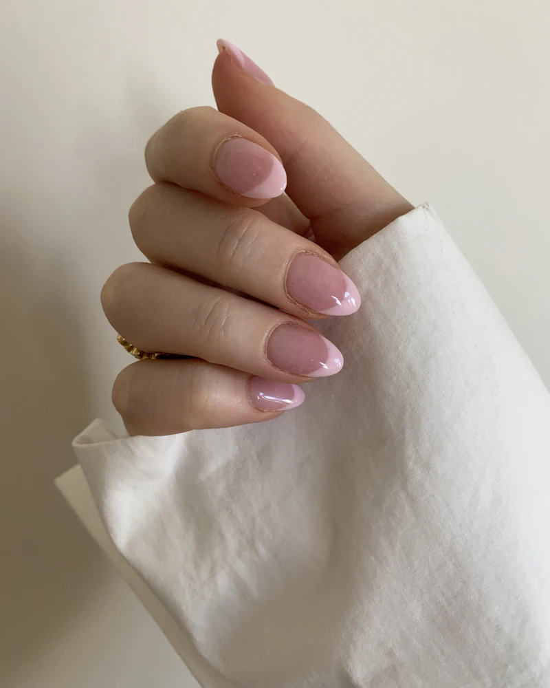 Manicura rusa en tono nude sobre uñas cortas y prolijas